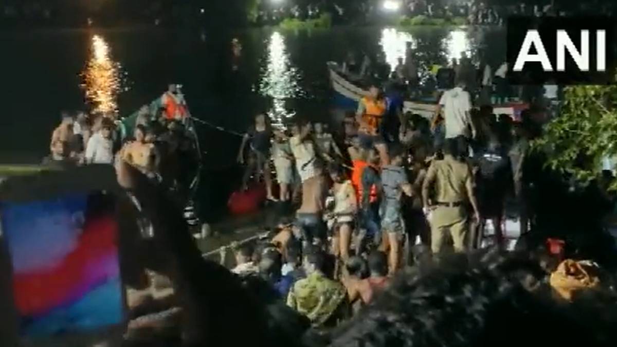 What happened to the kids while the Kerala Malappuram Boat House was sinking? 