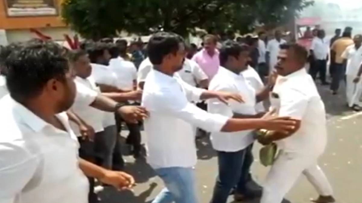 DMK Partys executives attacks each other in front of Minister Durai Murugan in Tirunelveli 