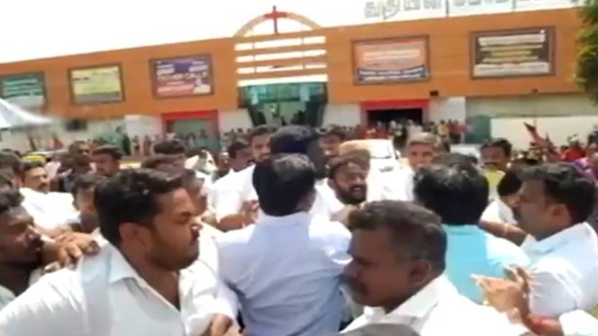 DMK Partys executives attacks each other in front of Minister Durai Murugan in Tirunelveli 