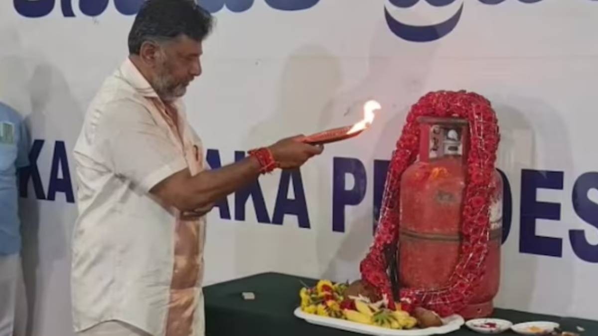 Karnataka Election: Amid of voting congress offers puja for cylinders in Whole state against BJP 