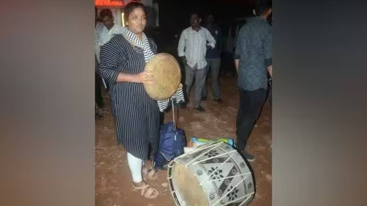 Bus conductor refuses to allow drums and Parai Isai to travel with college student Bus conductor refuses to allow drums and Parai Isai to travel with college student