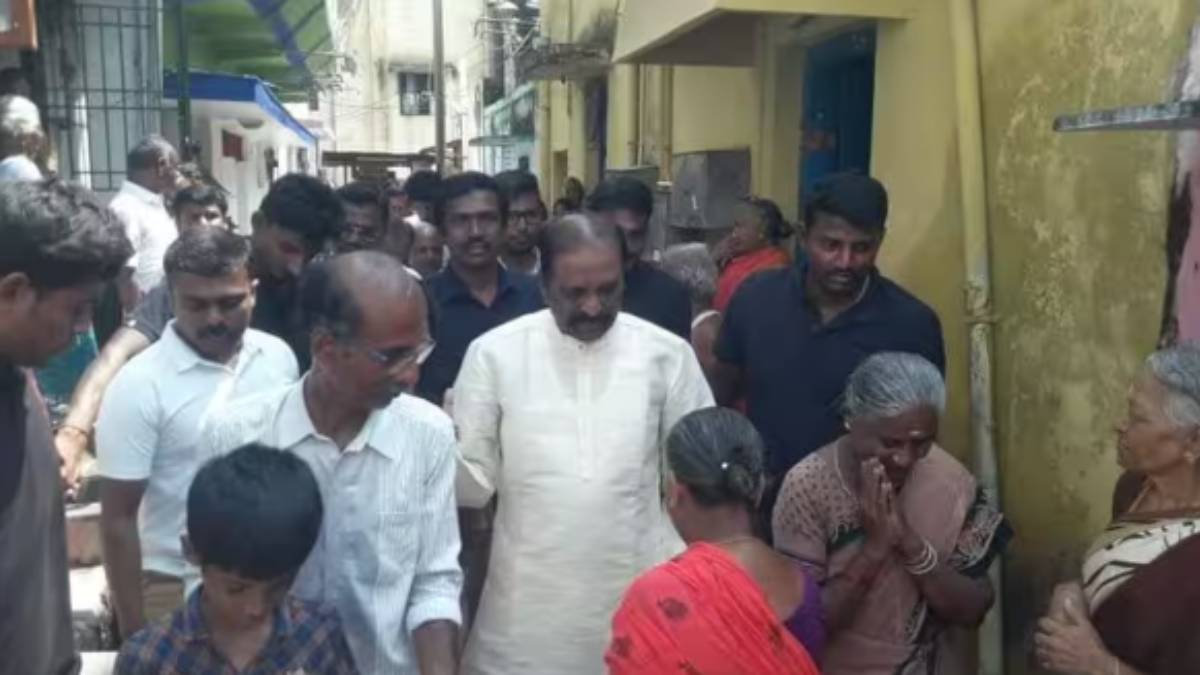 Vairamuthu gave golden pen to Nandhini who got 600 marks in Tamilnadu 12th exam 