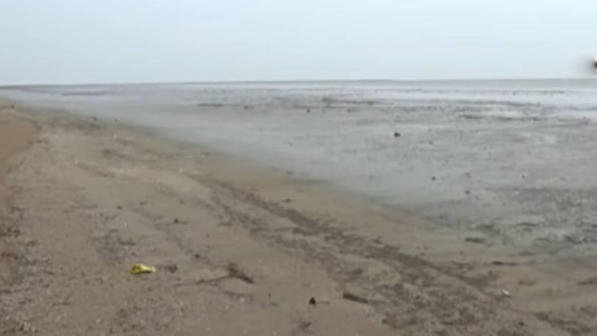 Sea water receding upto 500 feet distance due to mocha storm in Vedaranyam 