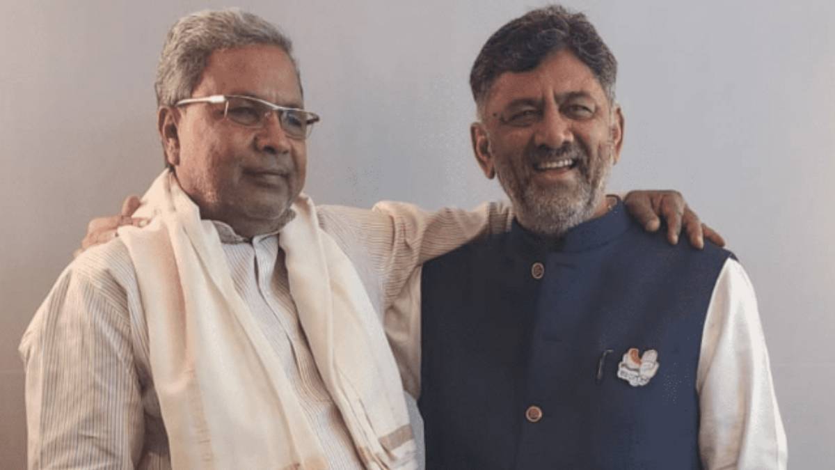 What happened after the 2 day tussle Siddaramaiah and DK Shivakumar are travelled in one car 