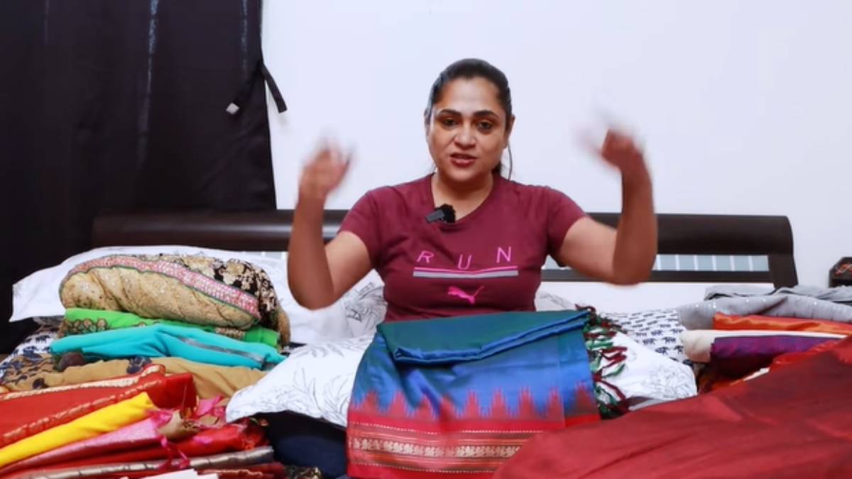  Jayalalitha gave silk saree to Uma Riyaz Khan in an occasion 