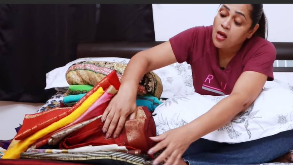  Jayalalitha gave silk saree to Uma Riyaz Khan in an occasion 