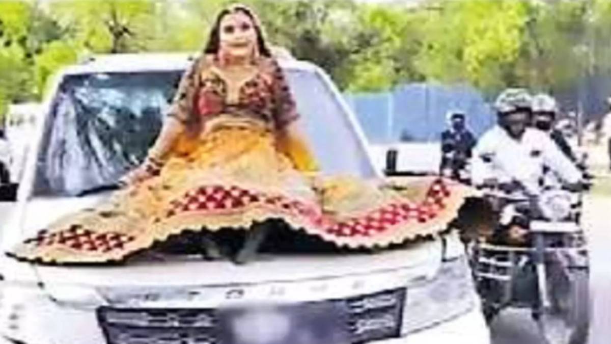 why did young woman lose rs 15 thousand and bride in a moving car video 