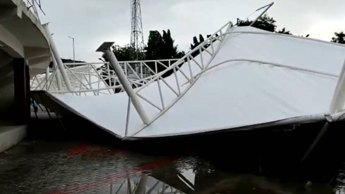 How did part of the roof of the VOC stadium fall for 30 minutes of rain in Tirunelveli? 