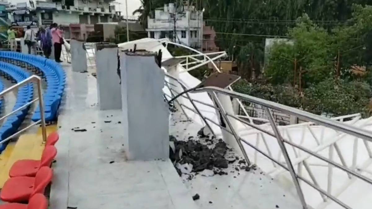 How did part of the roof of the VOC stadium fall for 30 minutes of rain in Tirunelveli? 