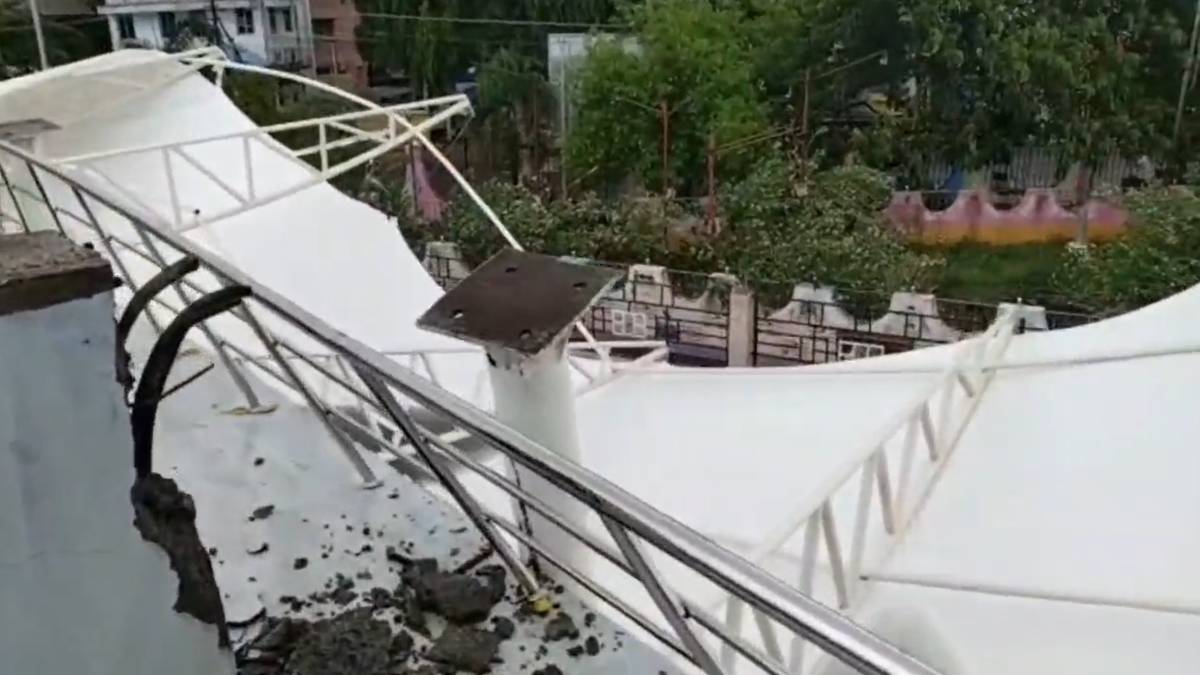 How did part of the roof of the VOC stadium fall for 30 minutes of rain in Tirunelveli? 