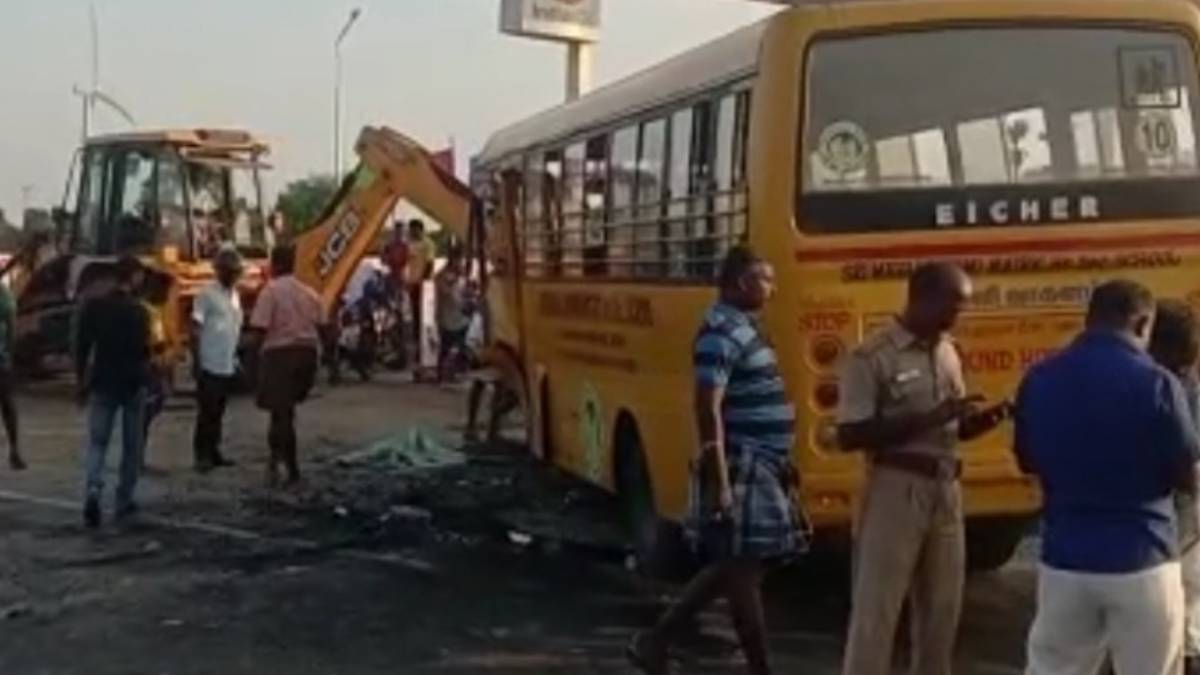 5 people died in a collision between a private school vehicle and a car in Sankarankovil 5 people died in a collision between a private school vehicle and a car in Sankarankovil