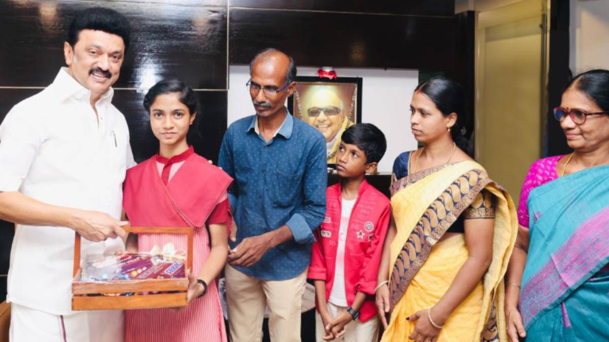 Dindigul Nandhini says about the gift given by CM Stalin Dindigul Nandhini says about the gift given by CM Stalin