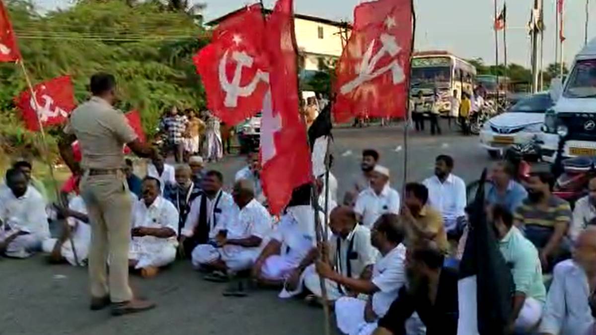 Protest against government doctor wearing hijab, Roadblock to arrest BJP executive in Tirupundi 