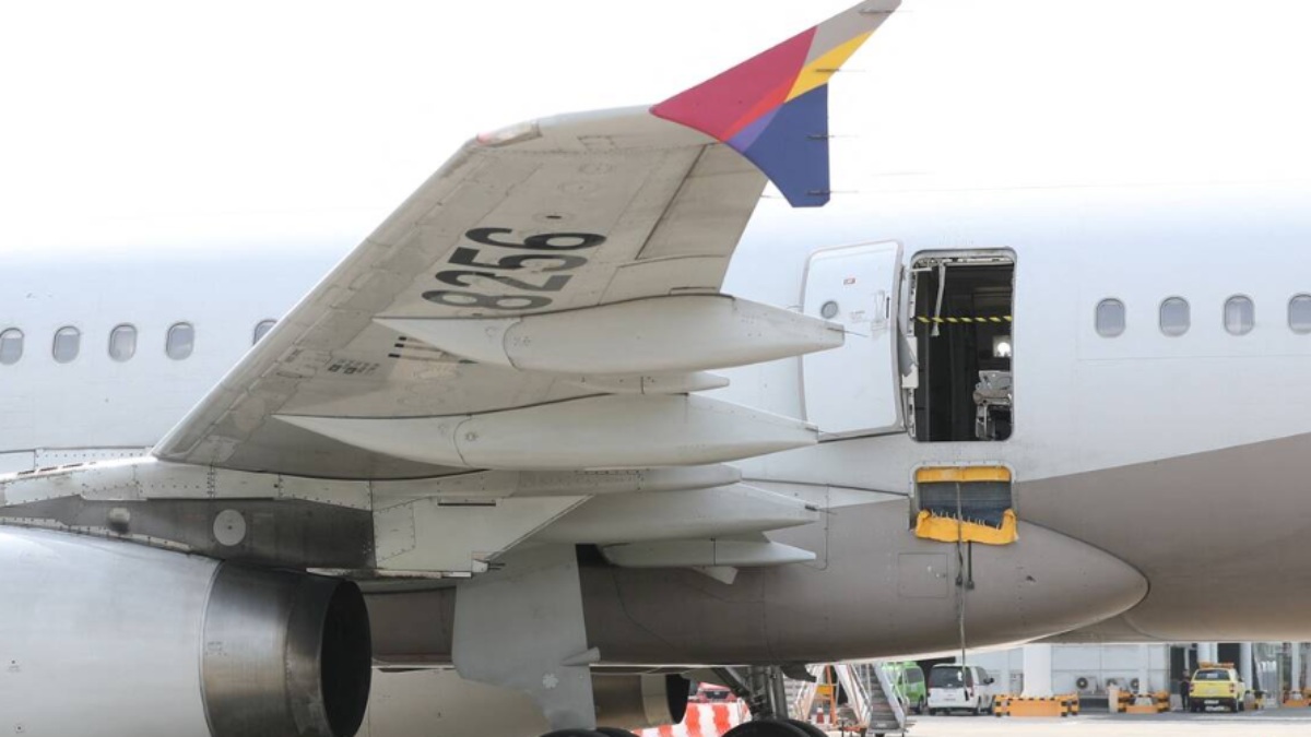 I wanted to get off the plane quickly, Says Passenger who open the Emergency Exit Of Plane Mid-Air 