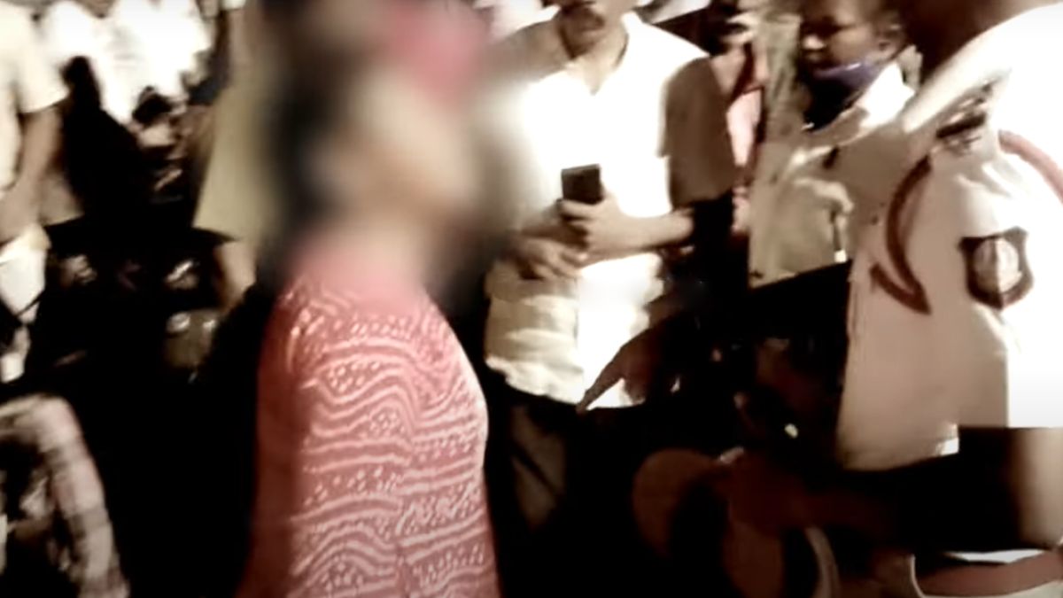 Drunk woman in Erode create ruckus in Road: Police took her to hospital Drunk woman in Erode create ruckus in Road: Police took her to hospital