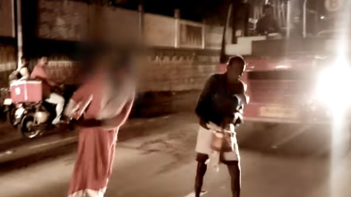 Drunk woman in Erode create ruckus in Road: Police took her to hospital Drunk woman in Erode create ruckus in Road: Police took her to hospital