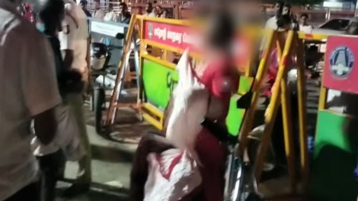 Drunk woman in Erode create ruckus in Road: Police took her to hospital Drunk woman in Erode create ruckus in Road: Police took her to hospital