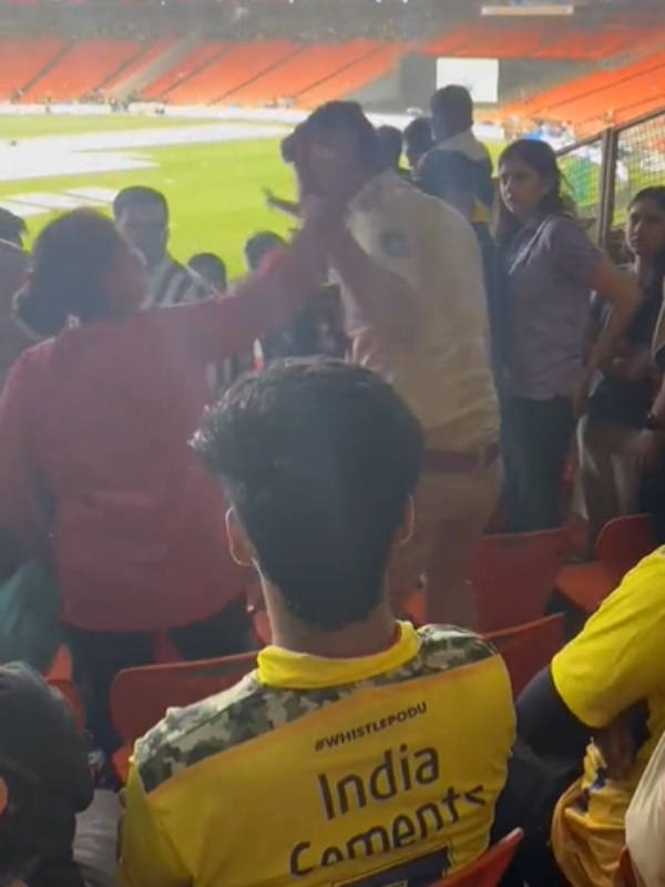 video : Csk fans slapped and hit this male police officer in Ahmedabad Narendra Modi Stadium 