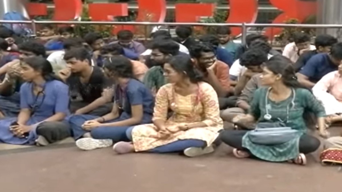 Doctors protest at Rajiv Gandhi Govt Hospital in Chennai after a patient stabbed a trainee doctor Doctors protest at Rajiv Gandhi Govt Hospital in Chennai after a patient stabbed a trainee doctor