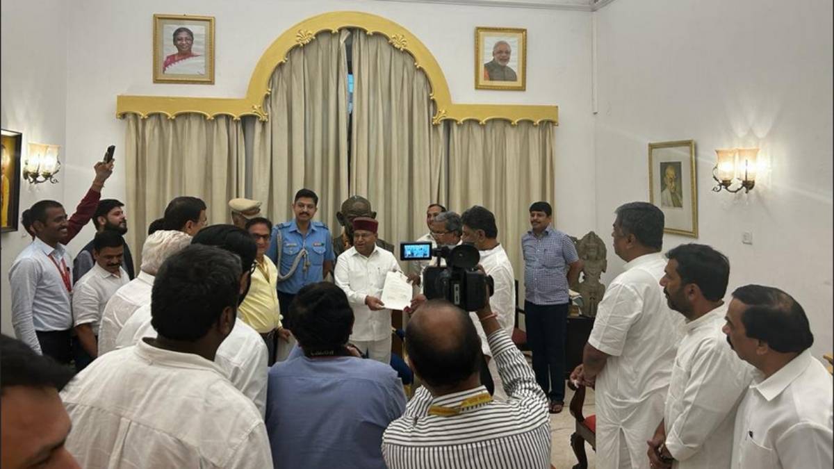 Siddaramaiah claimed the right to form the government from Karnataka Governor 