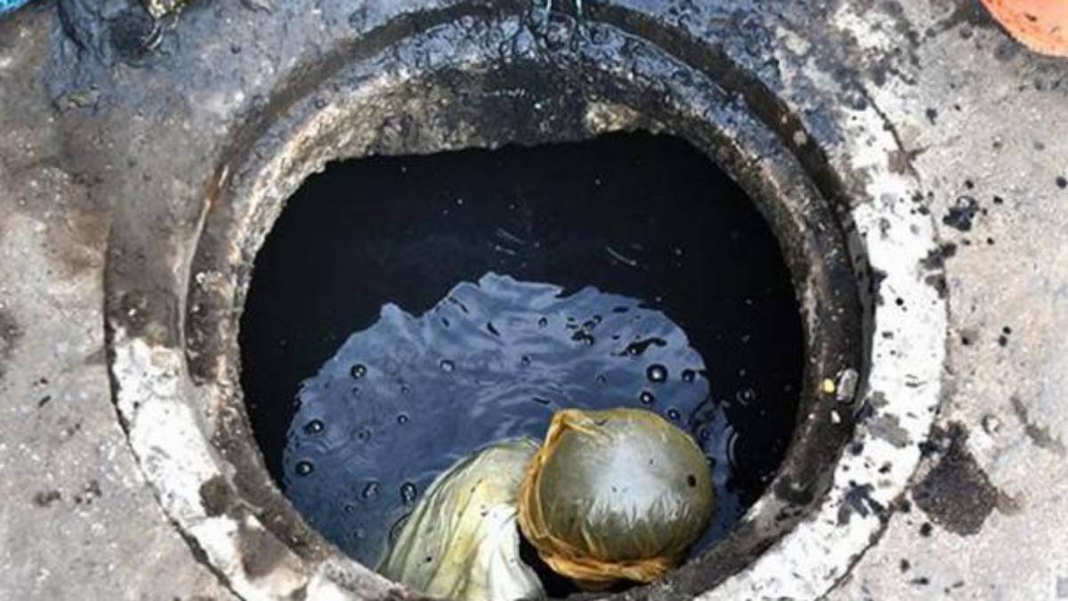 private sewage truck should not allow people to get down inside the sewage tank 