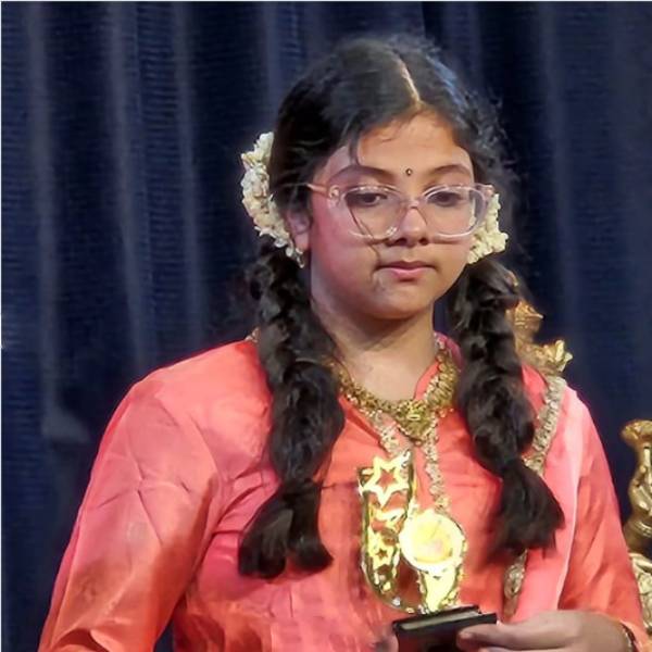 Actress Ramba has posted a photo of her daughter buying a gift