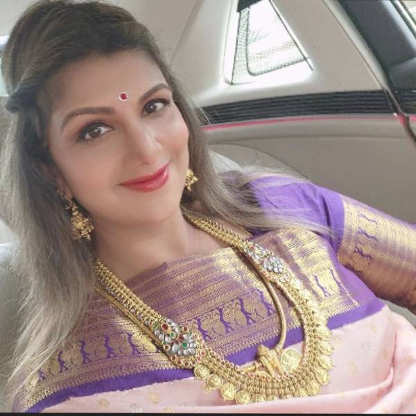 Actress Ramba has posted a photo of her daughter buying a gift