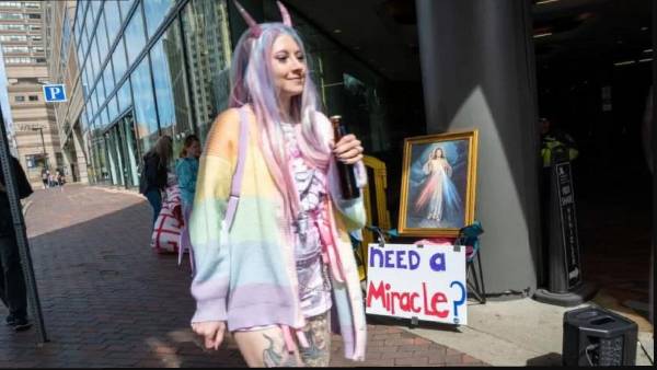 satancon: satanic temple who are these people who tear out bible pages and wear the cross upside down 