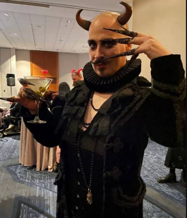 satancon: satanic temple who are these people who tear out bible pages and wear the cross upside down 