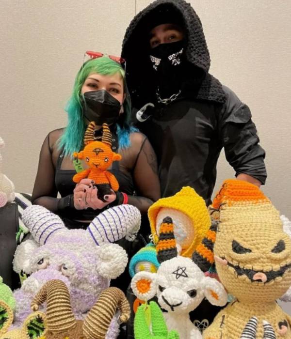 satancon: satanic temple who are these people who tear out bible pages and wear the cross upside down 