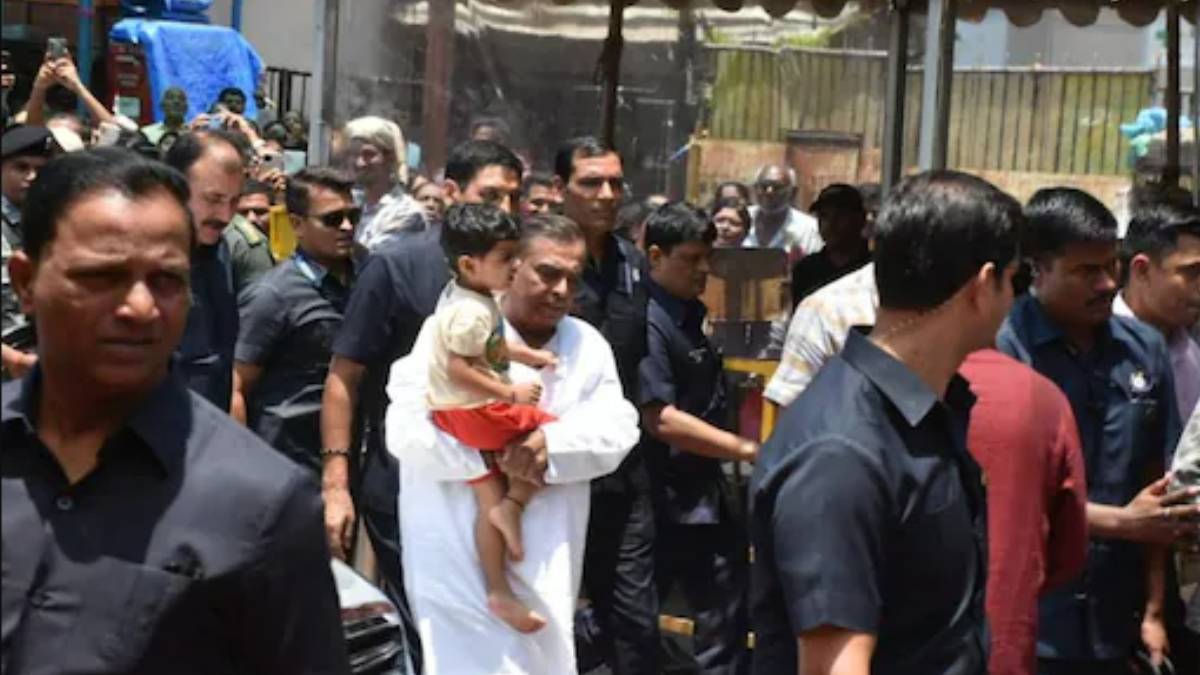 Mukesh Ambani offers prayers at Siddi Vinayak temple with his family Mukesh Ambani offers prayers at Siddi Vinayak temple with his family