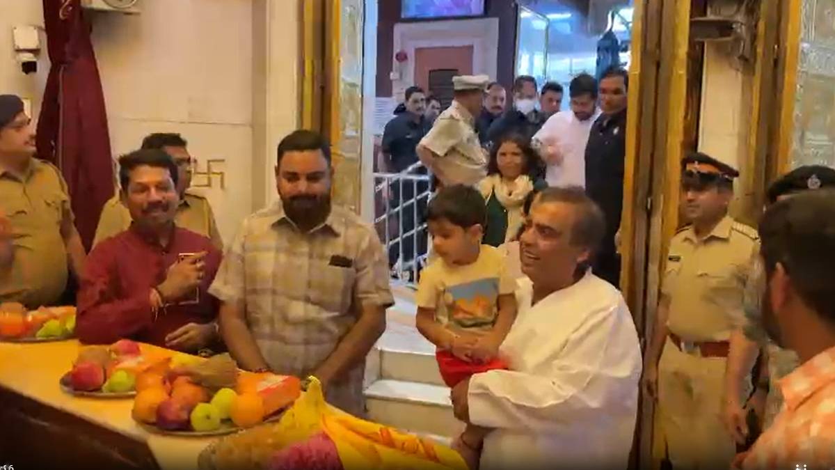 Mukesh Ambani offers prayers at Siddi Vinayak temple with his family Mukesh Ambani offers prayers at Siddi Vinayak temple with his family