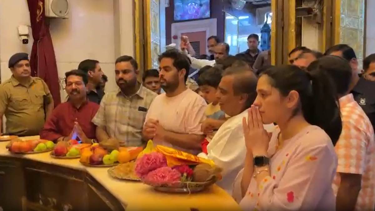 Mukesh Ambani offers prayers at Siddi Vinayak temple with his family Mukesh Ambani offers prayers at Siddi Vinayak temple with his family