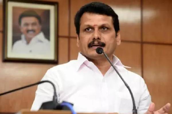 DMK cadres asked women IT employees to show their ID cards atc Senthil Balaji house DMK cadres asked women IT employees to show their ID cards atc Senthil Balaji house
