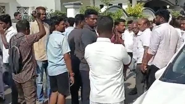 DMK cadres asked women IT employees to show their ID cards atc Senthil Balaji house DMK cadres asked women IT employees to show their ID cards atc Senthil Balaji house
