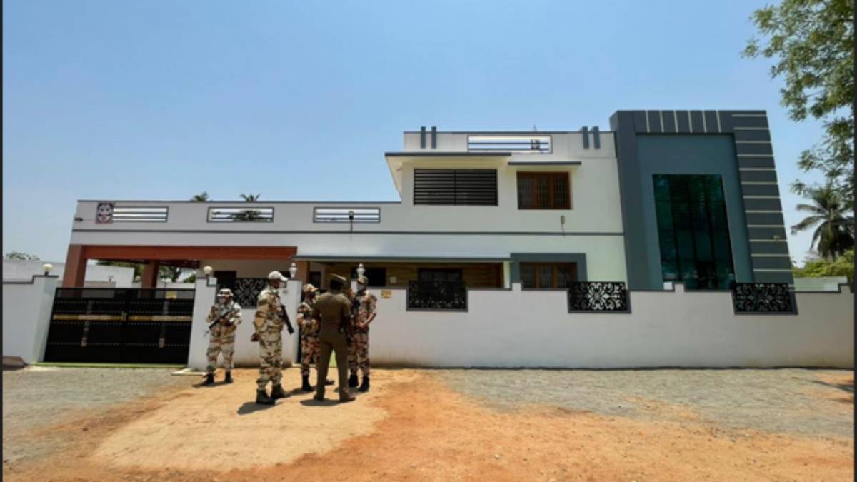 IT officials sheltered in Karur police station as DMK opposes for IT raid 