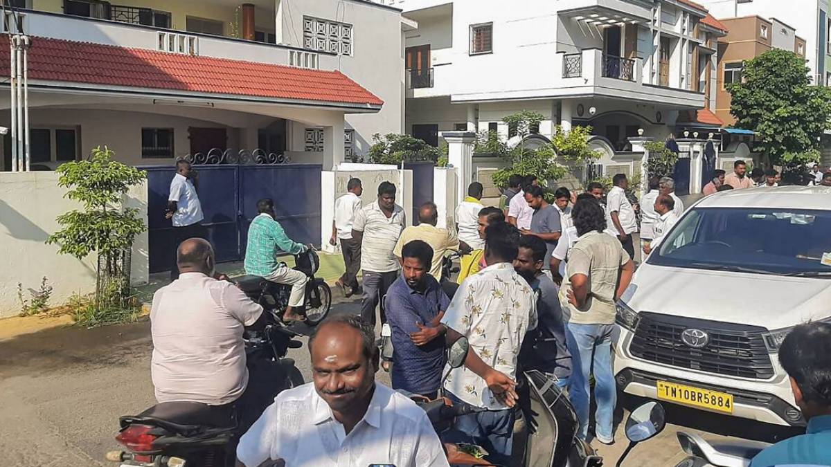 IT officials sheltered in Karur police station as DMK opposes for IT raid 
