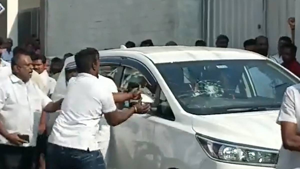 DMK cadres snatched the files from IT officials in Karur 