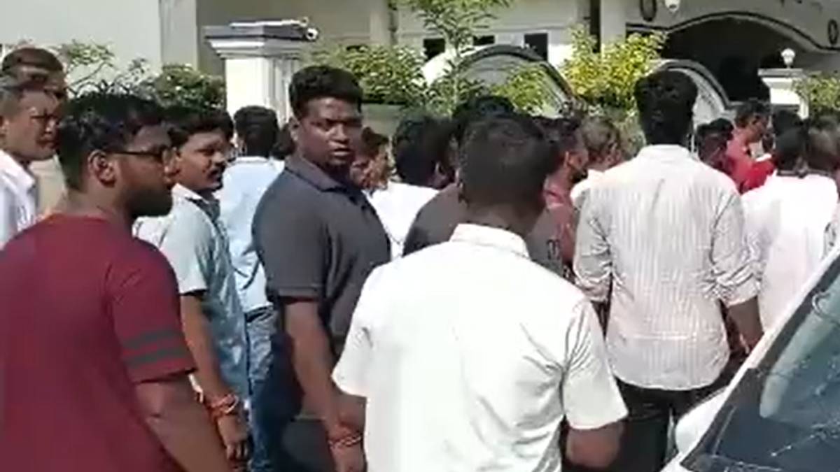 DMK cadres snatched the files from IT officials in Karur 