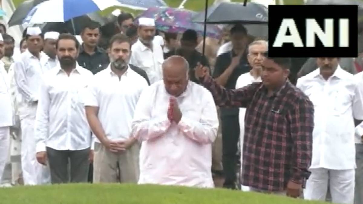  Rahul Gandhi and Mallikarjuna Kharge Tribute at Jawaharlal Nehru Memorial