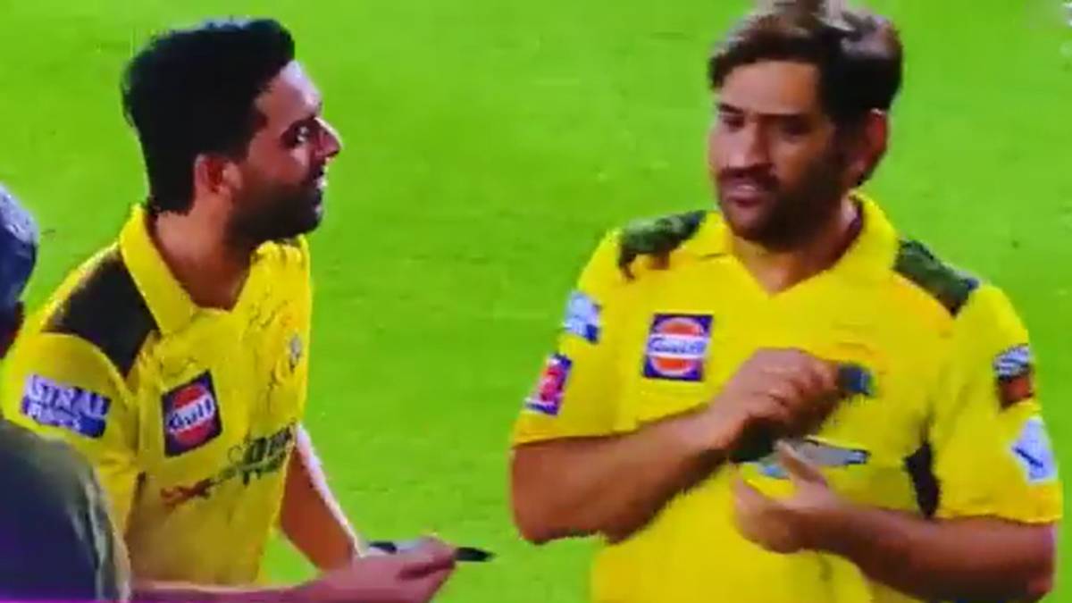 Why MS dhoni denies to put autograph for CSK player deepak chahar 