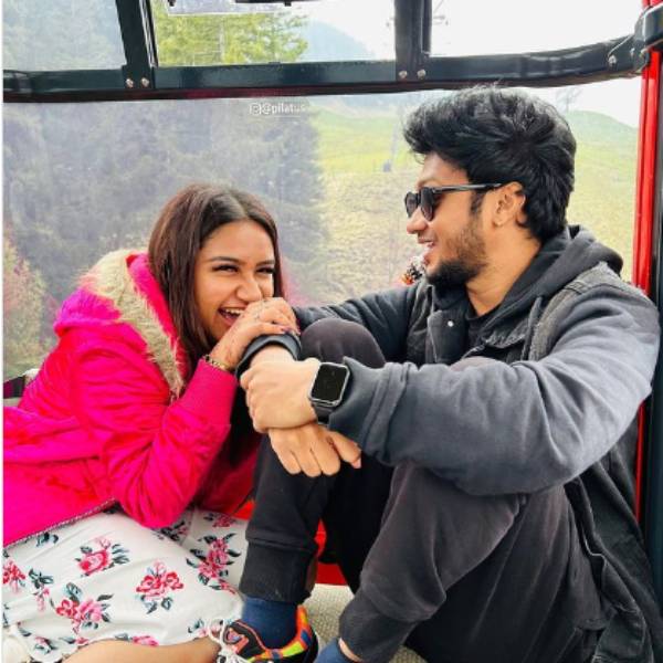 Actress Raveena shared a picture with Vijay TV popular Mani Chandra on her Instagram page