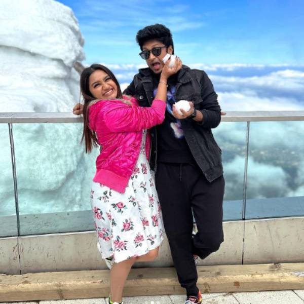 Actress Raveena shared a picture with Vijay TV popular Mani Chandra on her Instagram page