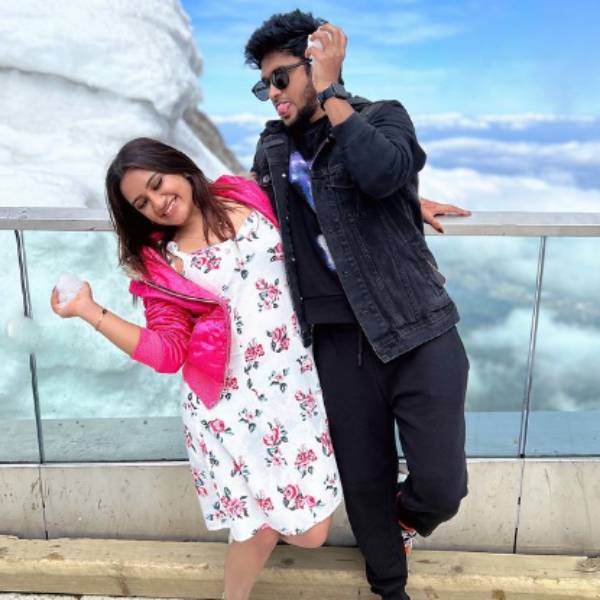 Actress Raveena shared a picture with Vijay TV popular Mani Chandra on her Instagram page