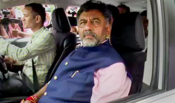 Why is Congress choosing Siddaramaiah over DK Shivakumar for Karnataka CM post? Why is Congress choosing Siddaramaiah over DK Shivakumar for Karnataka CM post?