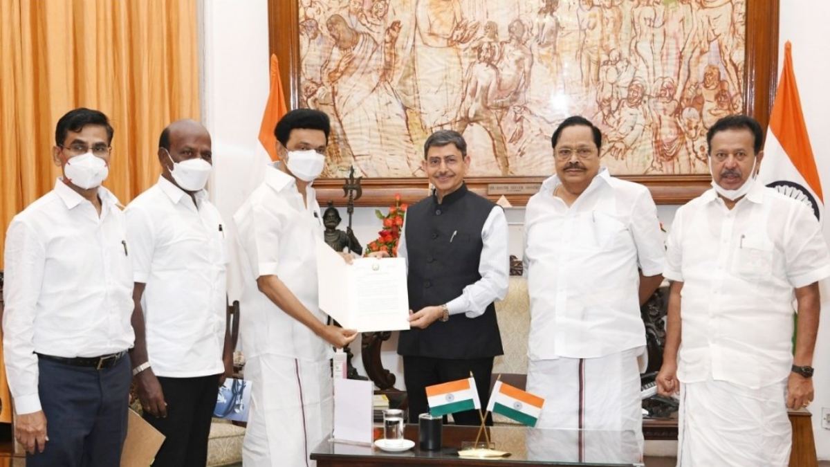 Does the law allow the governor to be sued if he gives false information about the government?