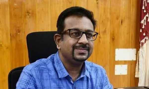 யார் பெற்ற மகனோ..மக்கள் மனதில் நீங்கா இடம்.. விடைபெற்ற தஞ்சை கலெக்டர்...  ஒரே நாளில் செய்த சாதனை | Thanjavur collector Dinesh Ponraj Oliver gave  house plot to 1000 people before ...
