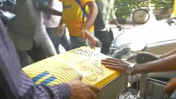 CSK team comes to chennai : fans gathered at airport 