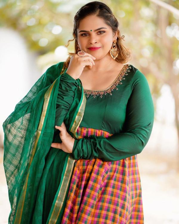 Do you know who is Cook With Comali Vidyulekhas grand father? 