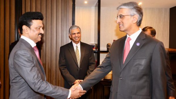 With whom did Tamil Nadu CM Stalin meet early in the morning at Singapore today?